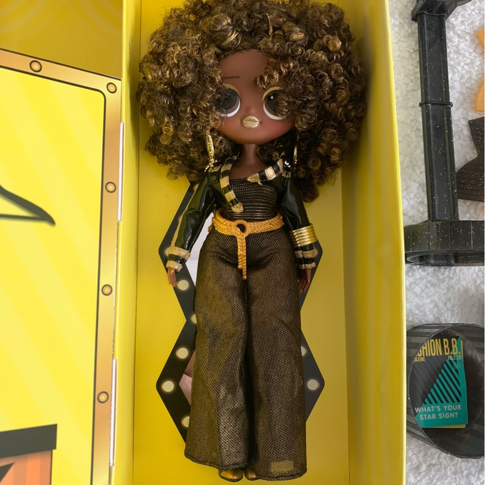 Royal Bee Doll Series 1 LOL OMG Includes All Pieces Shown in Photo's